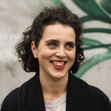 Profilová fotka české kurátorky Jitky Smolíkové, která zaštiťuje část výstavy věnující se přístupnosti prostoru