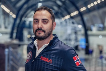 Fotografie řečníka Nimy Shahiniana z kosmického výcviku