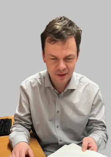 Na fotce je zachycen Jan Šnyrych při rozhovoru