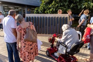 Jak se promění Sluneční náměstí? Lidé ze čtvrti mají možnost vhodit svůj hlas do připravených tubusů, které představují možnosti změny. Zdroj: IPR Praha