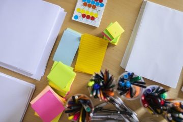 ilustrační foto, workshopové pomůcky jako lepíky, fixy, papíry, nálepky, Zlin Design Week 2021